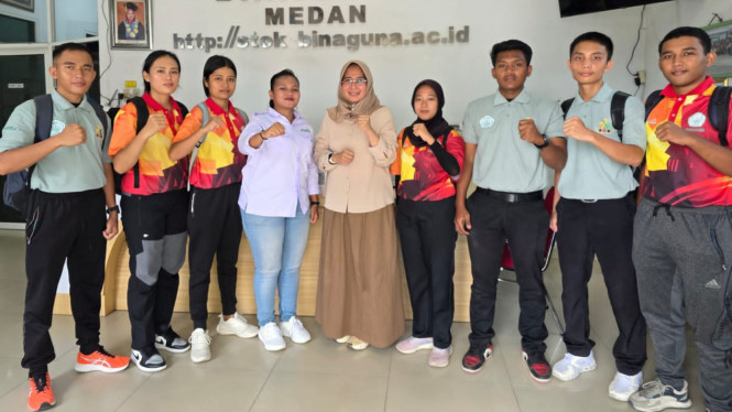 Ketua STOK Bina Guna Medan, Dr dr Liliana Puspa Sari SPd MKes bersama tim yang ambil bagian di Ramadan Rakyat yang digelar Pemko Binjai.