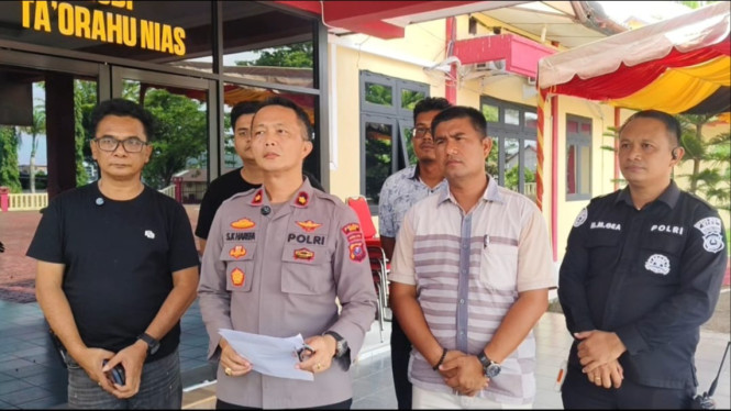 Wakapolres Nias, Kompol SK Harefa saat memberikan keterangan pers.