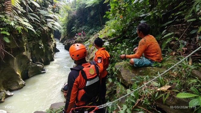 Tim SAR saat melakukan pencarian korban di Sungai Lae Sembelin, Kabupaten Dairi.