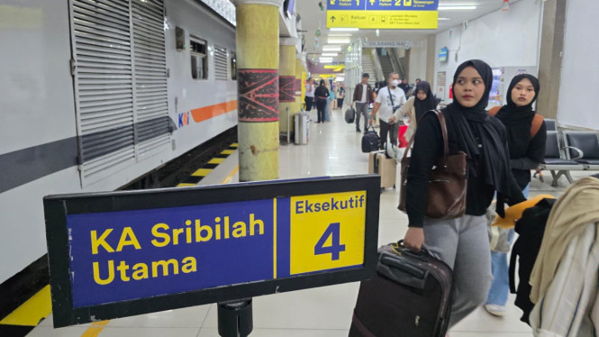 Aktivitas pemudik di Stasiun Medan.