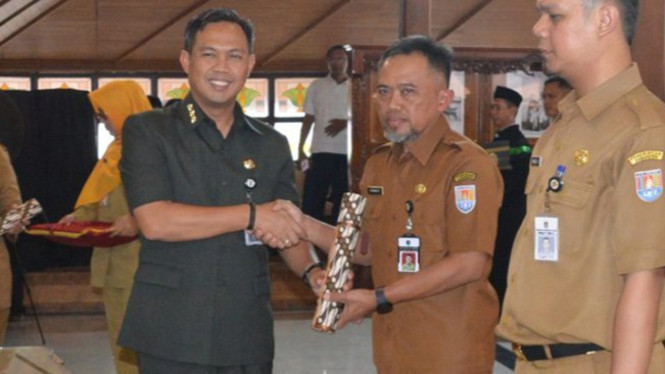 Bupati Cilacap Syamsul Auliya Rachman saat melantik Sadmoko Danardono sebagai Sekretaris Daerah (Sekda) Kabupaten Cilacap.
