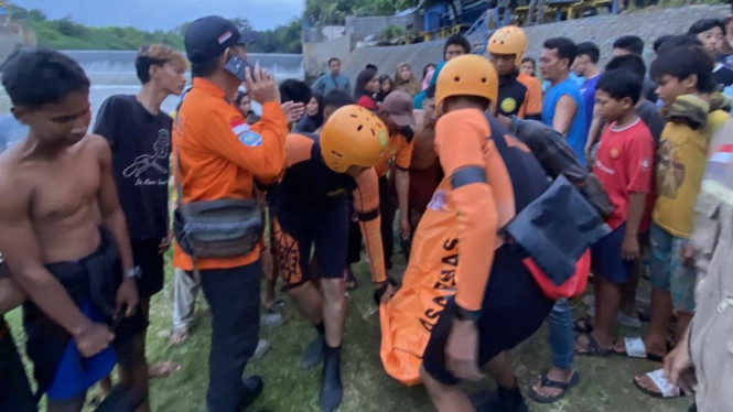 Tim SAR Medan saat mengevakuasi korban tenggelam di Sungai Sei Belawan, Kabupaten Deli Serdang.