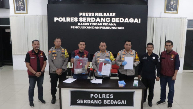 Polres Sergai gelar konferensi pers kasus pembunuhan.