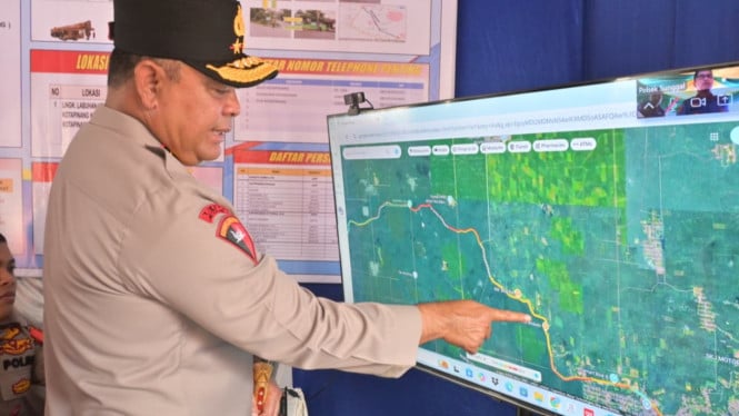 Kapolda Sumut, Irjen Pol Whisnu Hermawan Februanto saat meninjau arus mudik melalui Google Maps dan CCTV.