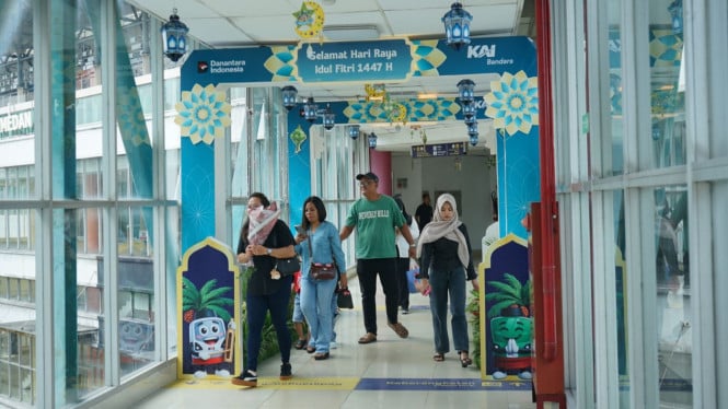 Aktivitas penumpang di Stasiun Medan.