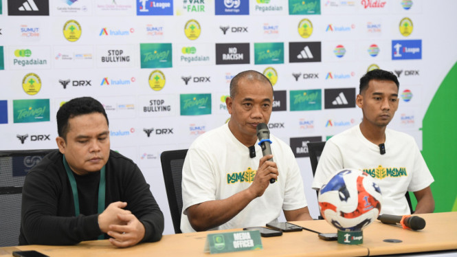 Pelatih PSMS Medan, Eko Purdjianto (tengah).