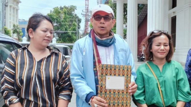Anggota DPR RI, Hinca Panjaitan (tengah).