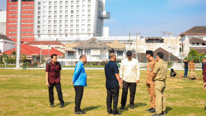Gubernur Sumut, Bobby Nasution Wali Kota Medan, Rico Waas saat tinjau Kebun Bunga, Medan.