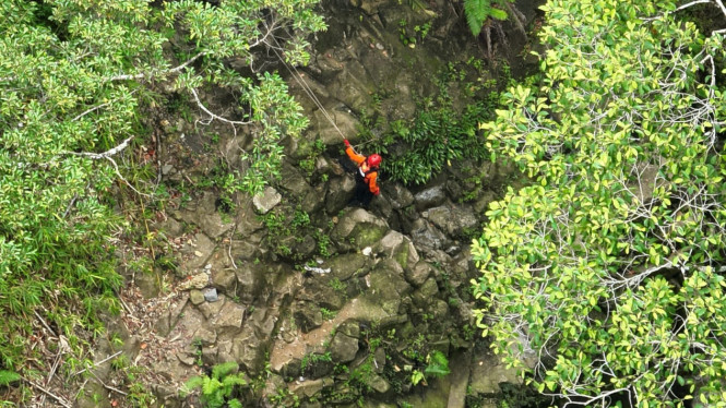 Tim SAR saat melakukan pencarian korban mobil Kijang Innova yang terjun ke Sungai Lae Kombih, Kabupaten Pakpak Bharat.