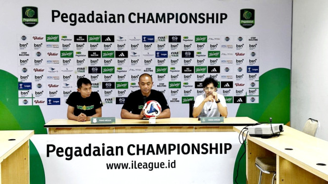 Pelatih PSMS Medan, Eko Purdjianto (tengah).