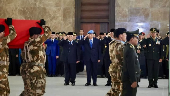 Prabowo Subianto memberi hormat ke peti jenazah 3 prajurit TNI gugur di Lebanon, bertempat di Gedung VIP Terminal 3 Bandara Internasional Soekarno Hatta, Tangerang, Banten.