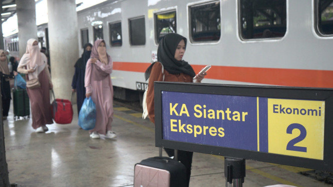 Aktivitas Penumpang KA Siantar Ekspres.