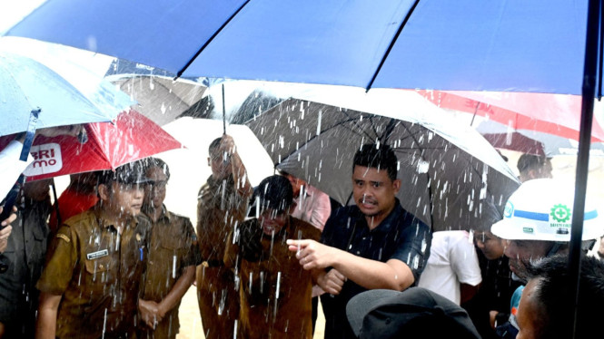 Gubernur Sumut, Bobby Nasution saat kondisi hujan deras tetap tinjauan Proyek Tanggul Sungai Tukka, di Kabupaten Tapteng.