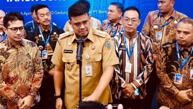 Bupati Tapsel, Gus Irawan saat mendampingi Gubernur Sumut, Bobby Nasution saat memberikan keterangan pers terkait dukungan modal usaha.