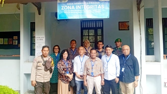 Rektor Unimed, Prof Baharuddin berfoto bersama usai meninjau pelaksanaan UTBK-SNBT 2026 di Kampus Unimed.