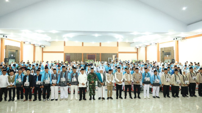 Pelepasan pemberangkatan calon jamaah haji Kloter pertama Embarkasi Medan.