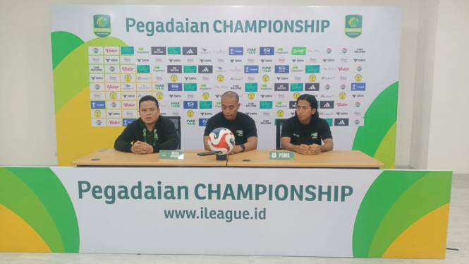 Pelatih PSMS Medan, Eko Purdjianto (tengah).