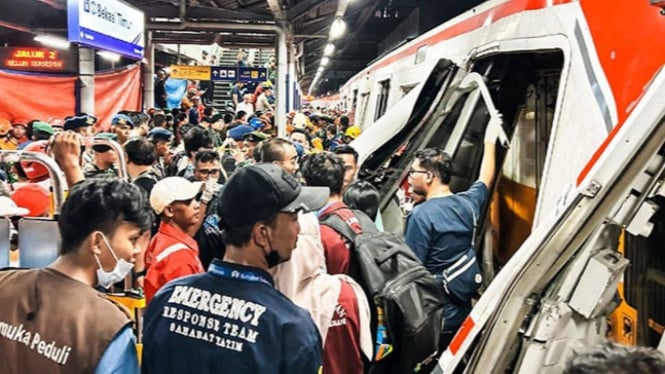 Proses evakuasi korban tabrakan KRL dan KA Argo Bromo Anggrek di Stasiun Bekasi Timur.