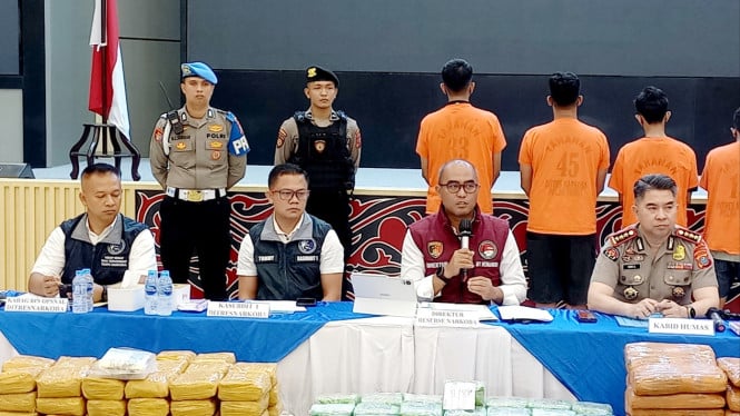 Direktur Reserse Narkoba Polda Sumut, Kombes Pol Andy Arisandi (tengah).