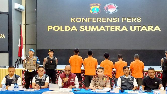 Direktur Reserse Narkoba Polda Sumut, Kombes Pol Andy Arisandi (tengah) saat konferensi pers pengungkapan kasus narkoba.