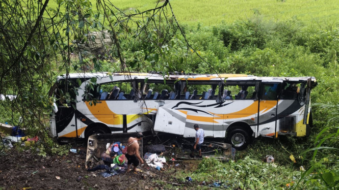 Bus Pariwisata Masuk Jurang di Kabupaten Toba.