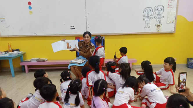 Lurah Pandau Hulu 1, Marisi Duma Tamba memberikan edukasi budaya literasi.