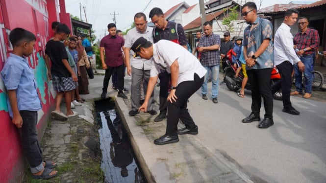 Wali Kota Medan, Rico Waas saat terjun langsung meninjau titik rawan banjir di Kelurahan Mabar, Kecamatan Medan Deli.
