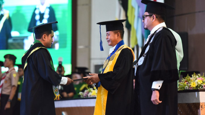 Rektor USU, Prof. Muryanto Amin memimpin Wisuda Periode III Tahun Akademik 2025/2026 di Auditorium USU.