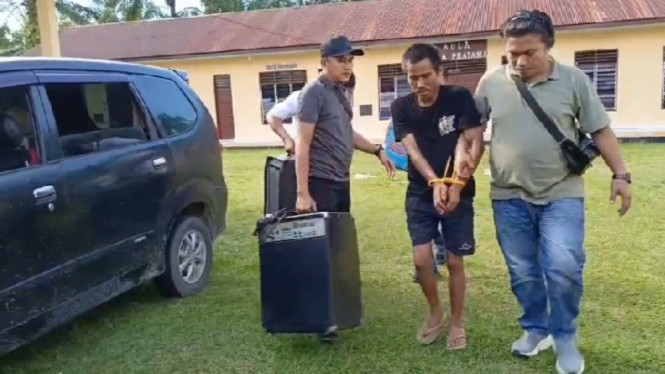 Pelaku pencurian di Geraja Simalungun saat diamankan petugas kepolisian.