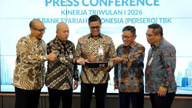 Direktur Utama BSI, Anggoro Eko Cahyo (tengah) bersama direksi lainnya.