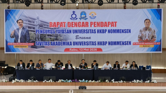 Ketua Yayasan UHN Nommensen, Dr Effendi Muara Sakti Simbolon bersama jajaran pengurus saat RDP dengan jajaran rektorat, dosen, karyawan dan mahasiswa.