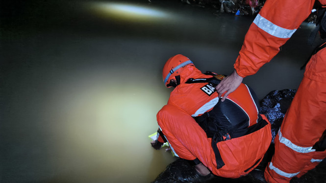 Petugas SAR saat melakukan pencarian dan evakuasi korban di Sungai Sei Belawan, Kabupaten Deli Serdang.