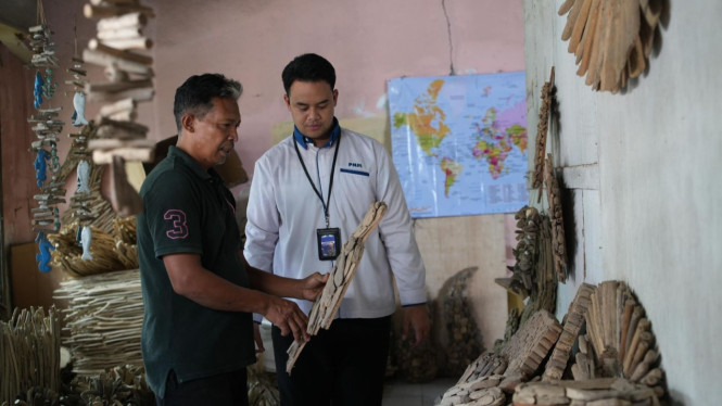 Wayan Sudira, nasabah PNM ULaMM menunjukkan hasil karyanya dari limbah kayu yang terdampar di pantai Bali.
