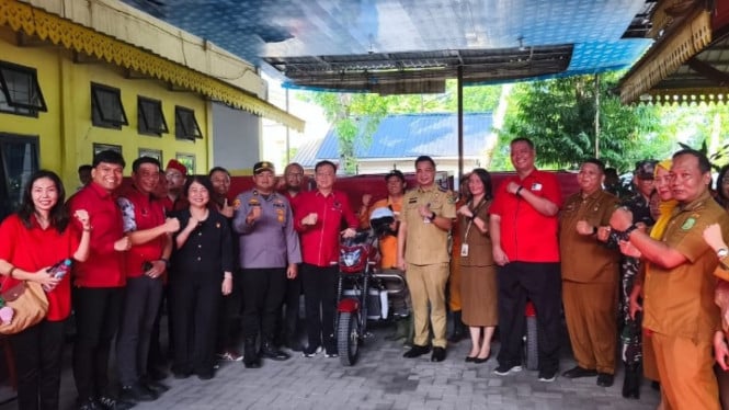 PDI Perjuangan Medan dan Ahli Waris Abdul Radjab Hasibuan Serahkan 7 Motor Sampah ke Medan Helvetia.