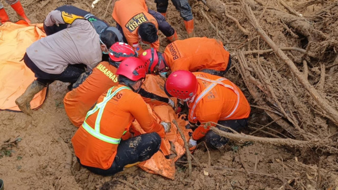 SAR gabungan saat melakukan evakuasi jasad ibu dan anak, korban tanah longsor di Kabupaten Tapsel.