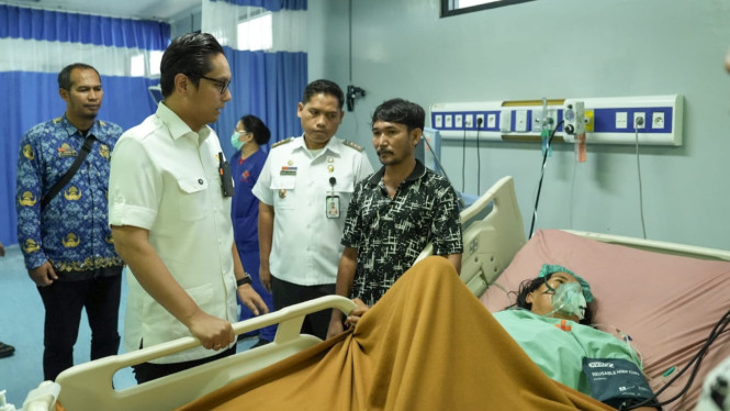 Wali Kota Medan, Rico Waas saat jenguk korban begal di RS USU.