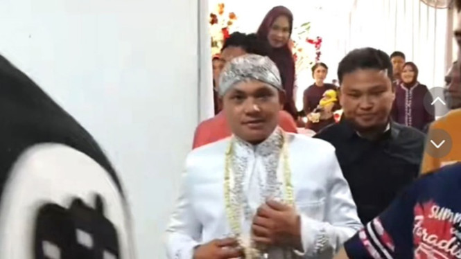 Pengantin pria di Garut ditangkap polisi usai ijab kabul.