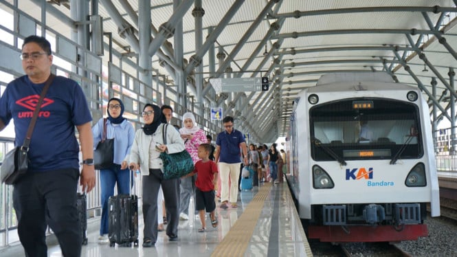 Aktivitas penumpang KA Bandara di Stasiun Medan.