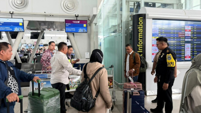 Petugas Imigrasi saat mengamankan 13 calon haji nonprosedural di Bandara Kualanamu.