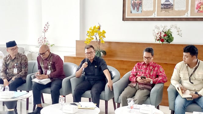 Kepala Bidang Perumahan Disperkim Sumut, Bustami Rangkuti, pada konferensi pers di Kantor Gubernur Sumut (tengah).