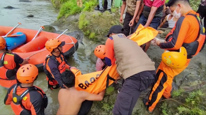 Proses evakuasi jasad bocah berusia 8 tahun, Aulia Kaisa Azzahra tewas tenggelam di Sungai Kabero, Kabupaten Deli Serdang.