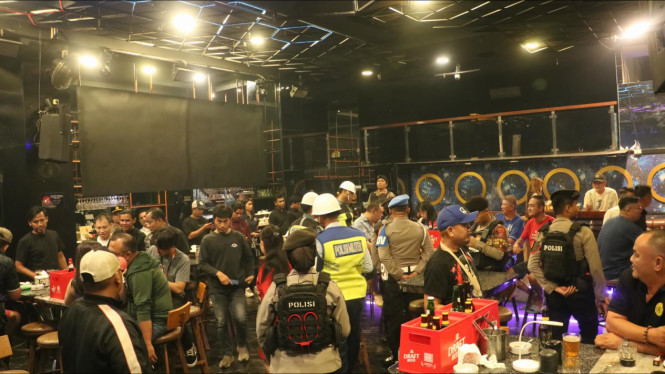 Polda Sumut saat melakukan razia narkoba di tempat hiburan malam Mons Cafe Medan.