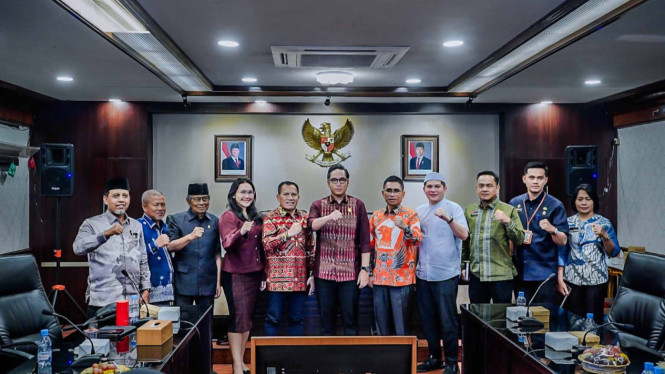 Wali Kota Medan, Rico Waas (tengah) bersama Anggota DPRD Sumut.