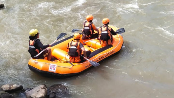 Tim SAR saat melakukan pencarian dan evakuasi korban tewas tenggelam di Sungai Batang Toru, Kabupaten Taput.