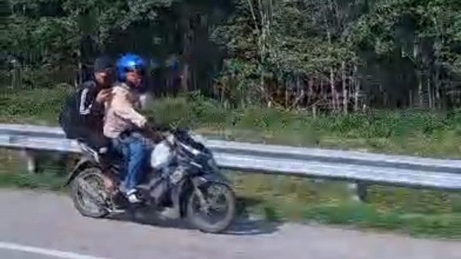 Sepeda motor masuk ruas tol Kutepat.