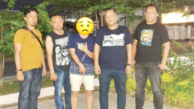 Polsek Gunung Malela saat mengamankan pelaku pencurian (tengah).