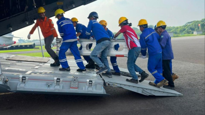 Pengiriman Tower Emergency menggunakan pesawat Hercules dari Jakarta.