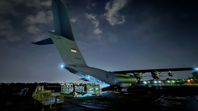 7 set tower emergency tiba di Lanud Soewondo, diangkut menggunakan pesawat Hercules.