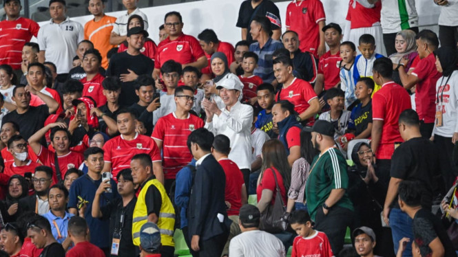 Presiden RI Ke-7, Joko Widodo menyaksikan langsung laga Indonesia Vs Vietnam Piala AFF U-19, di Stadion Utama Sumut.