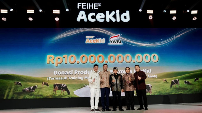 CEO AceKid Indonesia, Ivan Lau, Founder & CEO FEIHE International Leng You Bin, saat penyerahan donasi susu formula AceKid Rp10 miliar kepada YWBI.